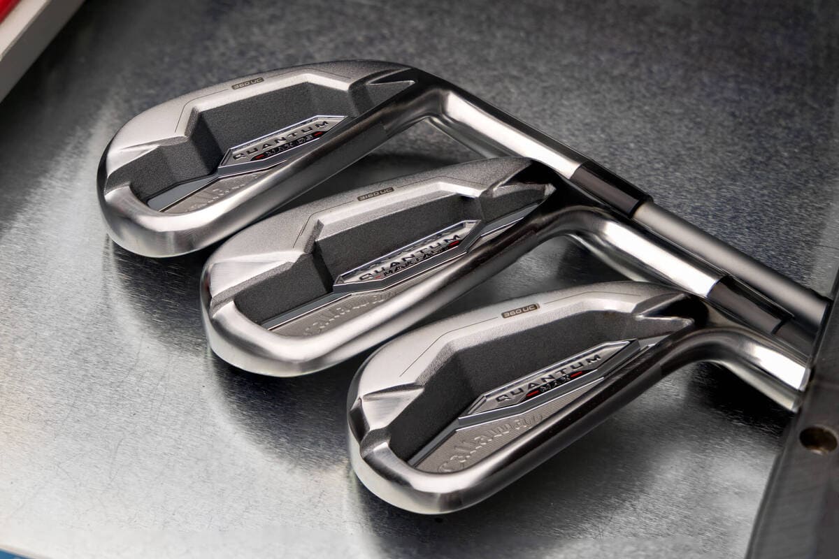 キャロウェイ「Quantum MAX OS」アイアンのフェースと構えた印象が分かる画像