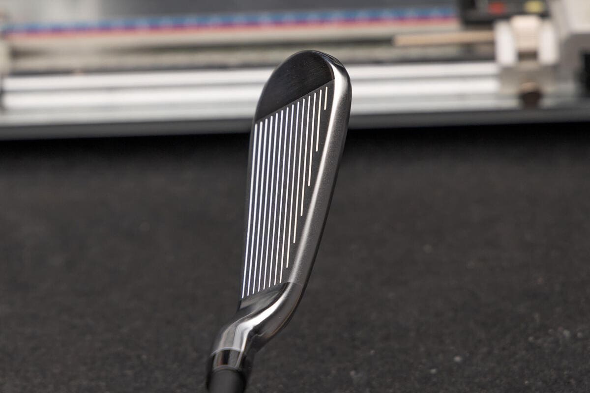 キャロウェイ「Quantum」アイアンのフェース面と溝形状を確認できるクローズアップ画像