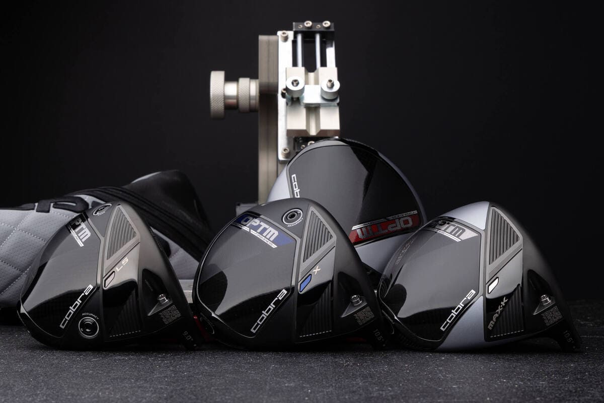 計測機材前に並べたコブラゴルフ「OPTM」ドライバー4モデルの比較画像