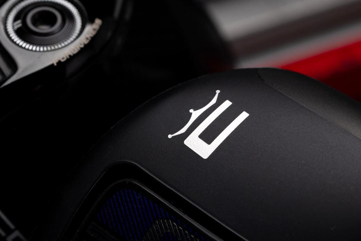 コブラゴルフ OPTM ドライバーのクラウンロゴ部分を拡大したディテール