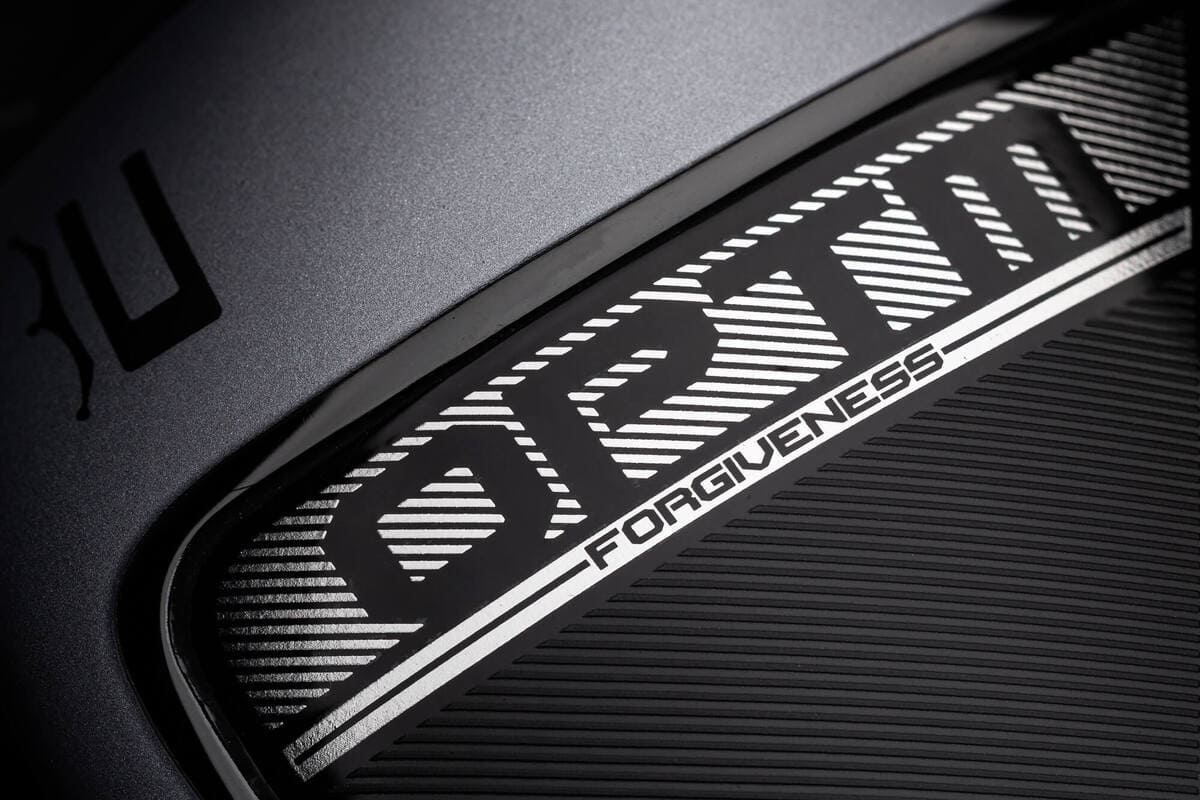 コブラゴルフ OPTM ドライバーのFORGIVENESS設計を示すバック部分の拡大