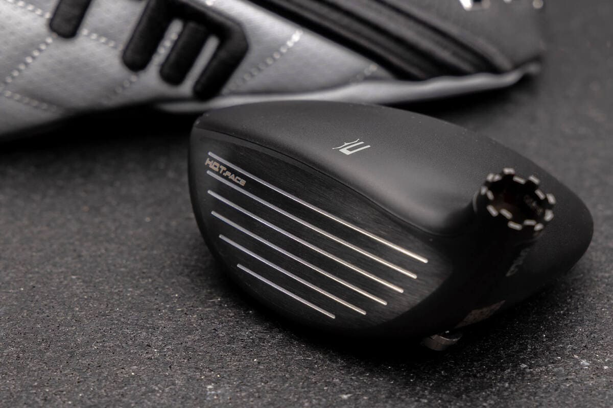 コブラゴルフ「OPTM」ハイブリッドを構えた視点のフェースデザイン。安心感のある形状と直進性を意識した設計が分かる