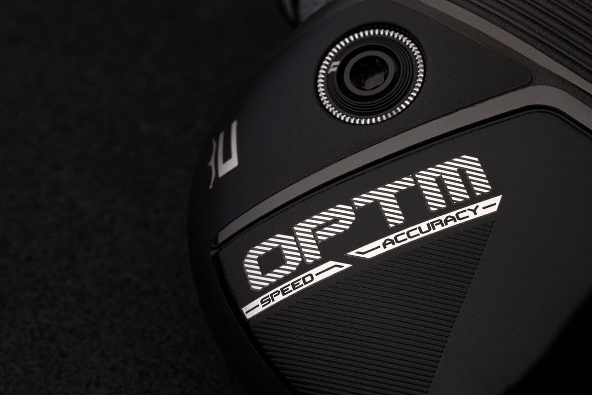 コブラゴルフ「OPTM」フェアウェイウッド／ハイブリッドに刻まれたSPEEDとACCURACYを象徴するロゴディテール。シリーズの設計思想を示すクローズアップ画像