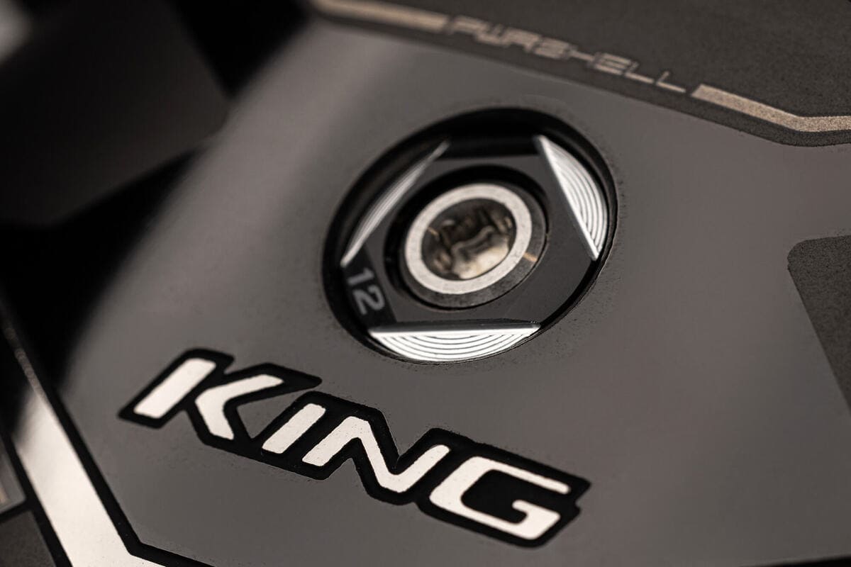 コブラゴルフ「KING TEC-MD」ミニドライバーのクラウン拡大。カーボン素材と仕上げの質感