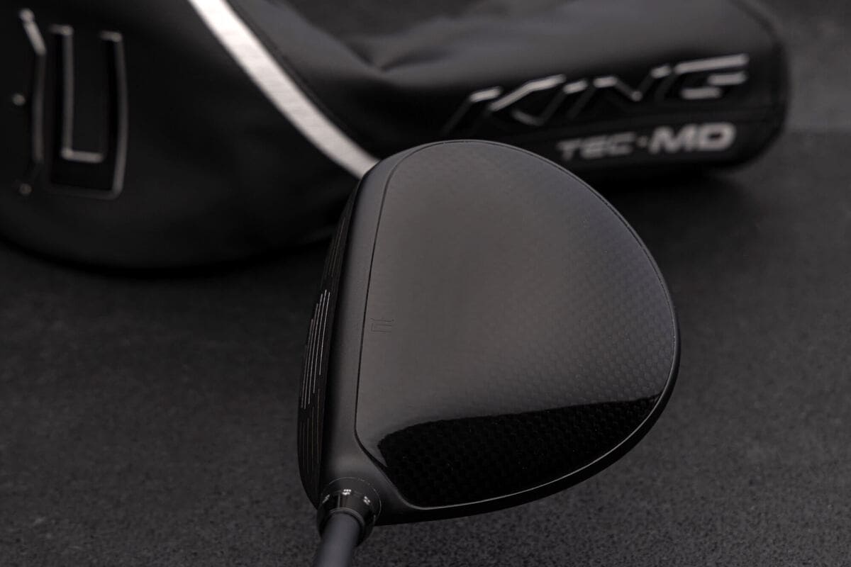 コブラゴルフ「KING TEC-MD」ミニドライバーのクラウン形状。カーボン素材を用いた落ち着いたアドレスビュー