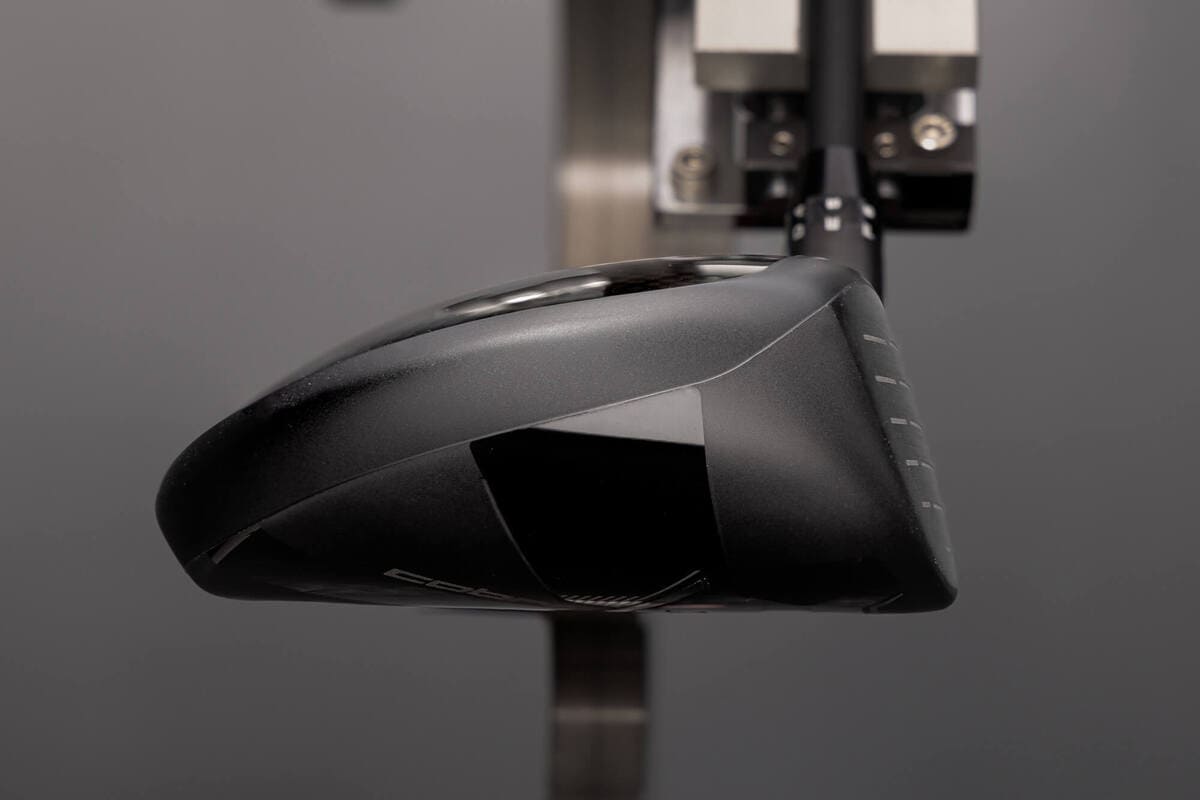 コブラゴルフ「KING TEC-MD」ミニドライバーのサイド形状。低重心設計とヘッド体積を確認できる横からの視点