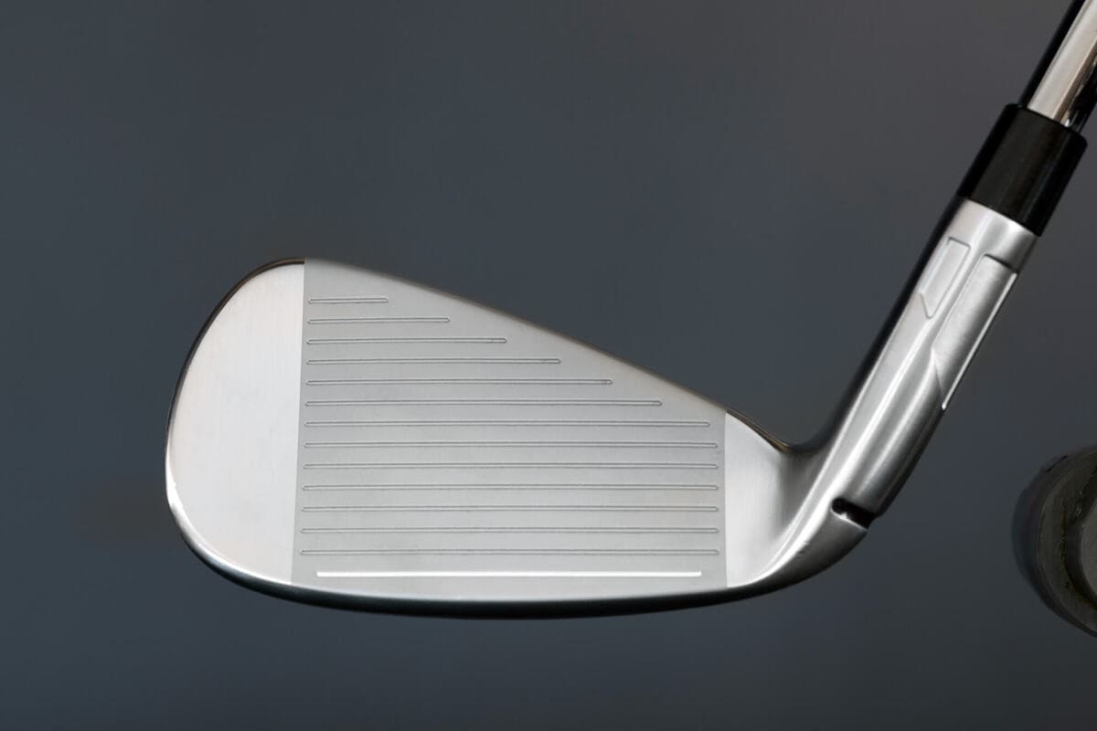 テーラーメイド「Qi Max」アイアンのフェースを正面から撮影した写真。フェース溝の配置とワイドな打点エリアが確認できる