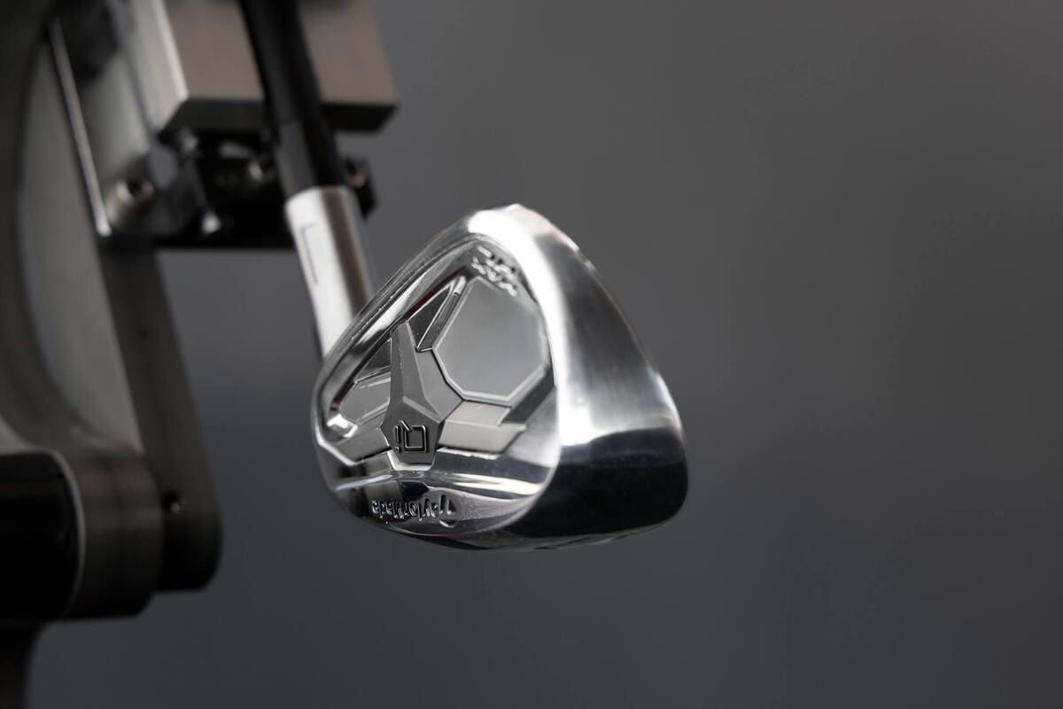 ロボットテスト環境にセットされたテーラーメイド「Qi Max」アイアンのヘッド外観。バックフェース形状と中空構造デザインが分かる