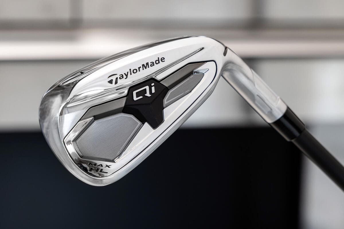 テーラーメイド「Qi Max HL」アイアンのバックフェース全体を横から撮影した写真。安心感のあるヘッドサイズとデザインが確認できる