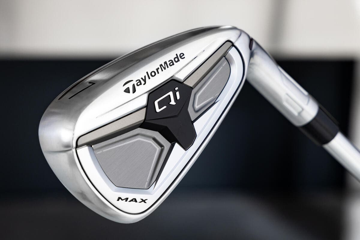 テーラーメイド「Qi Max」アイアンを斜め後方から撮影した写真。バックフェース構造と外周の厚みが分かる