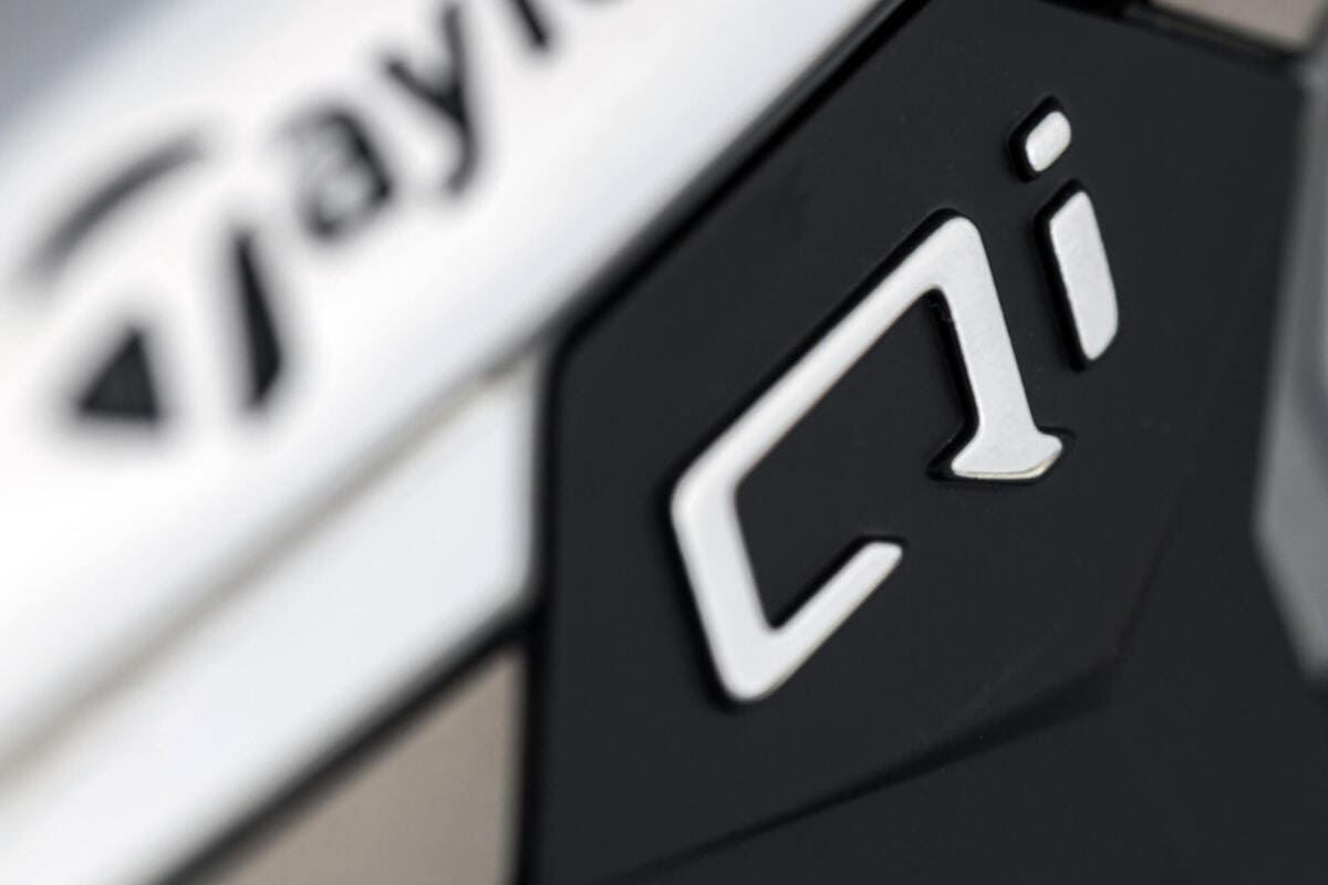 テーラーメイド「Qi Max」アイアンのQiロゴを極近距離で撮影したクローズアップ写真。ロゴ形状と表面仕上げのディテールが分かる