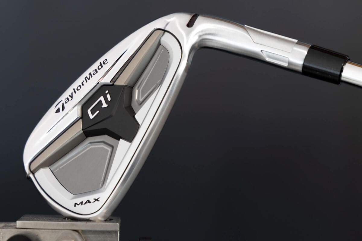 テーラーメイド「Qi Max」アイアンのヘッド形状とネック部分を横から撮影した写真。構えたときの安心感ある形状が分かる