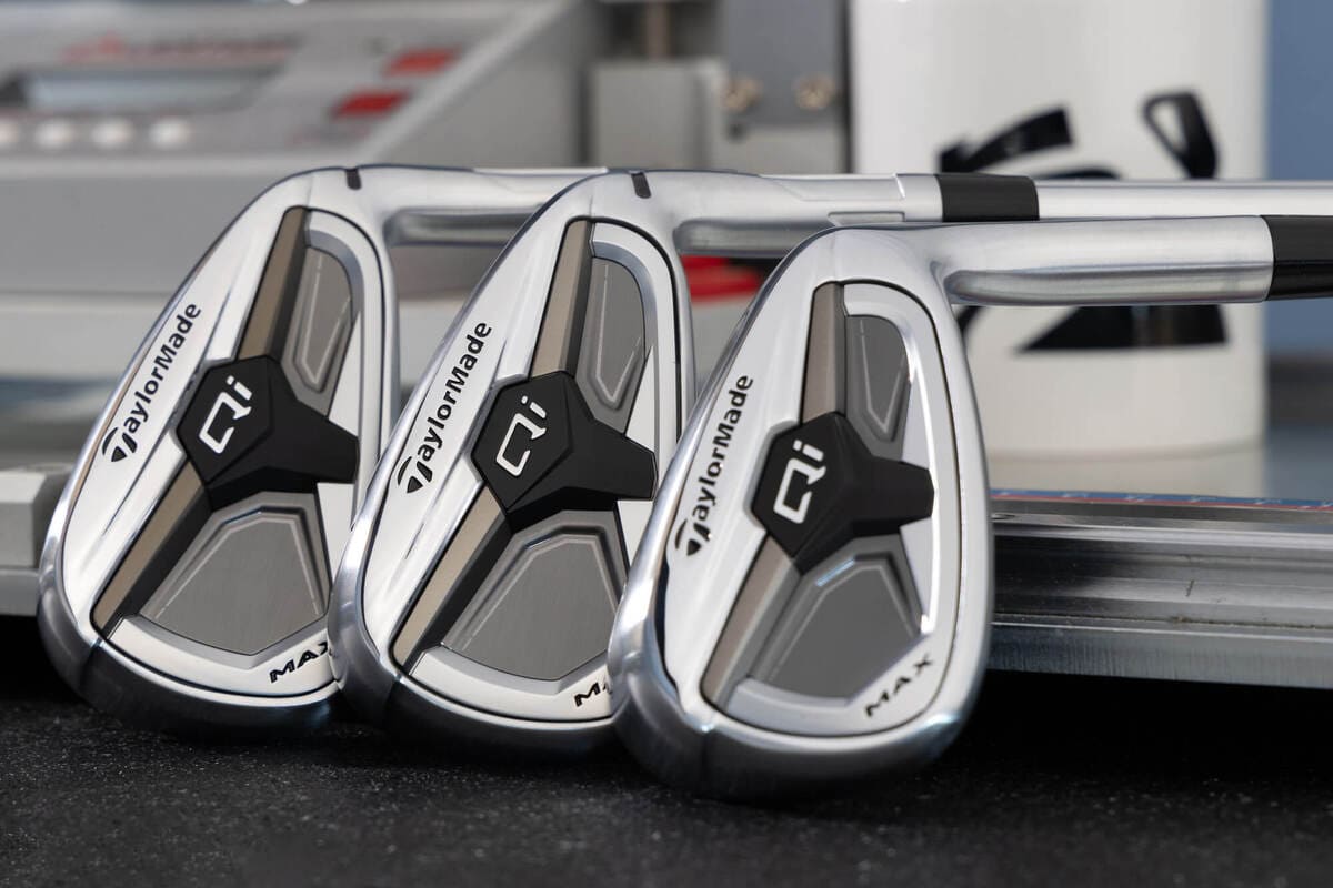 テーラーメイド「Qi Max」「Qi Max HL」アイアンのセット構成を並べた写真。番手ごとのヘッドサイズと形状の統一感が確認できる