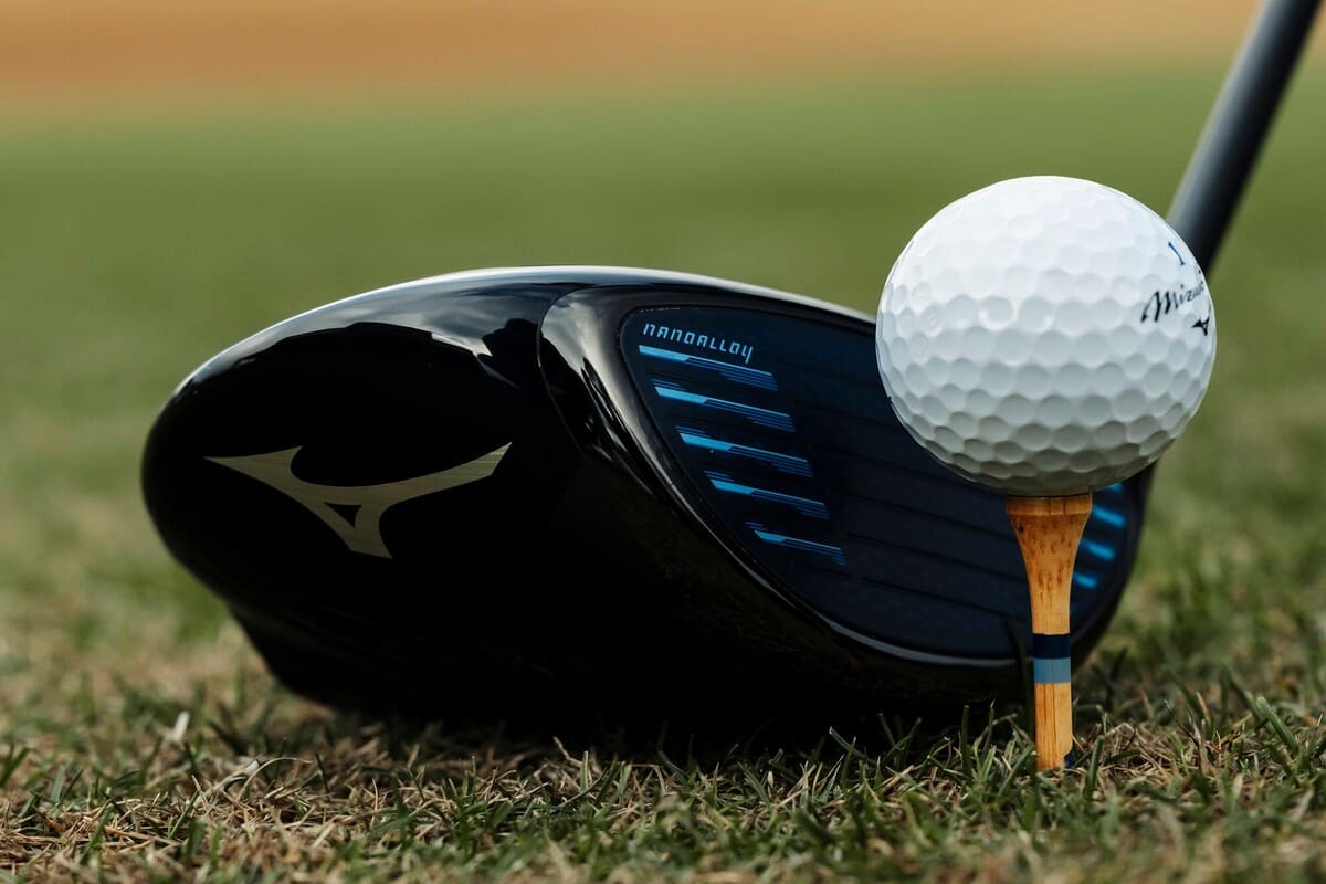 ミズノ「JPX ONE」ドライバーとティーアップしたゴルフボールのイメージカット