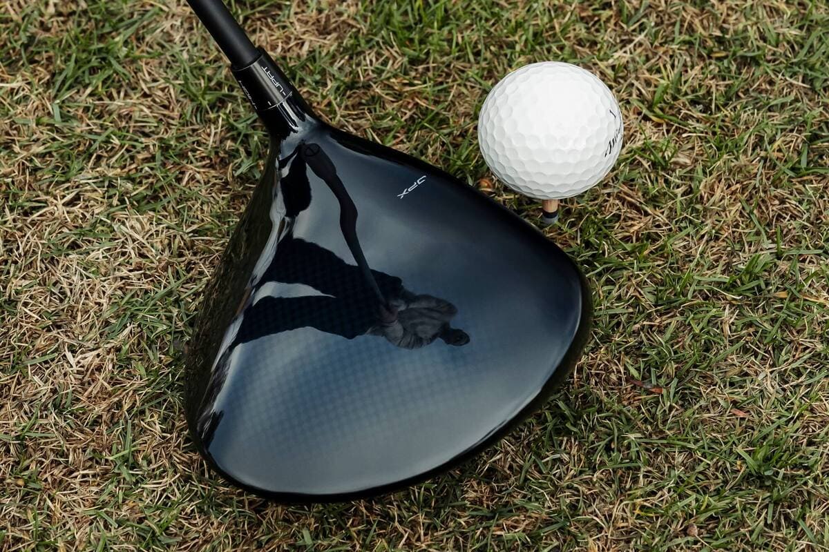 ミズノ「JPX ONE」ドライバーのクラウン形状と投影面積。芝の上に置いたアドレス時のヘッド外観。