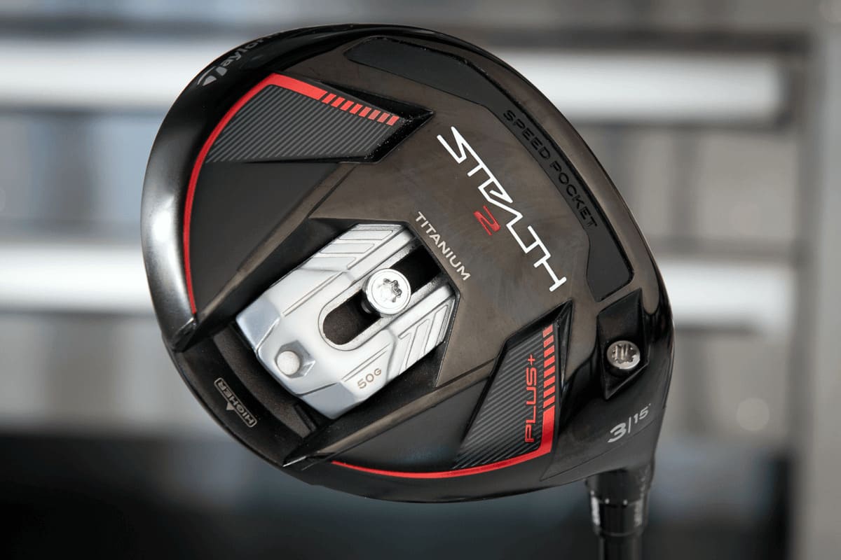 テーラーメイド「Stealth 2 Plus」フェアウェイウッドのソール部（可変ウエイトと『Speed Pocket』、ロフト表示）を写したクローズアップ