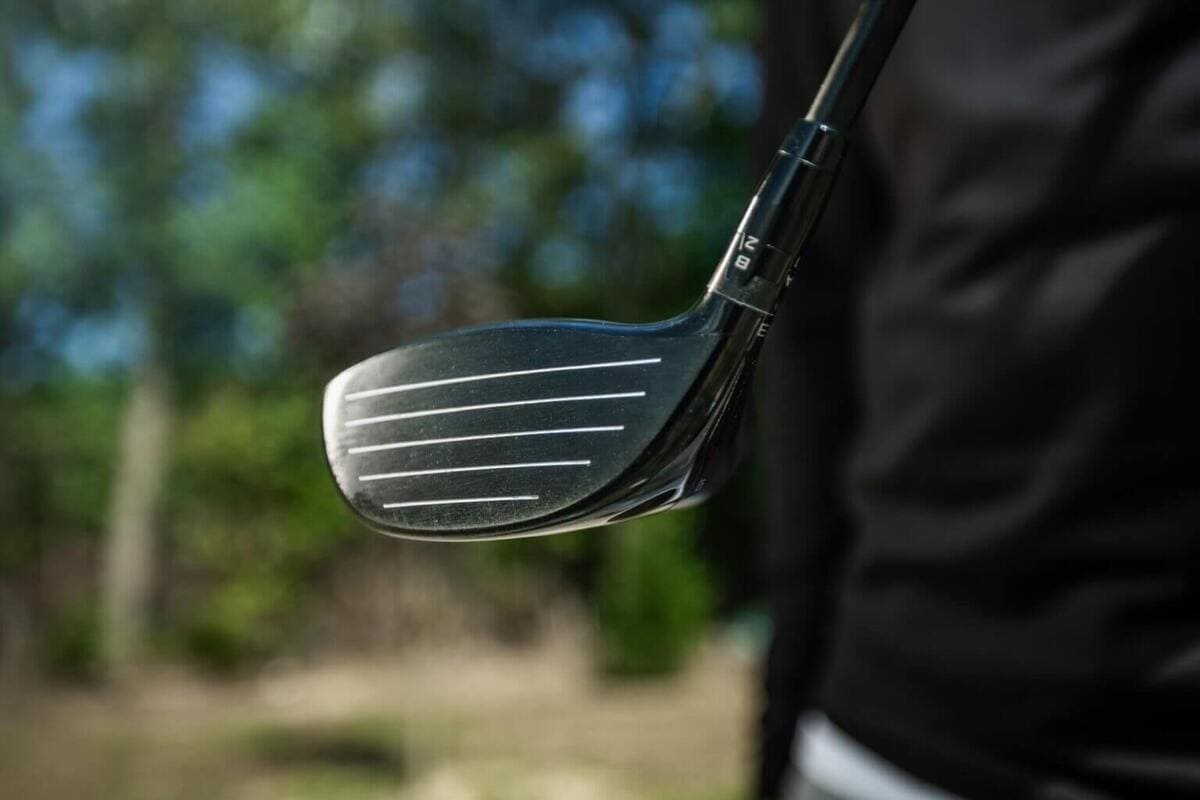 ミニドライバーのフェース面とスコアライン、低スピン設計と高初速性能を備えたヘッド形状