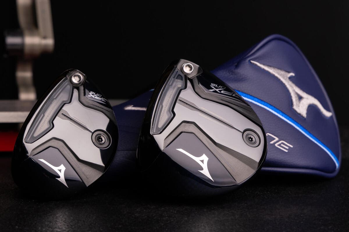 ミズノ「JPX ONE」フェアウェイウッドとハイブリッドのヘッド背面。ブラック基調のデザインとロゴ配置が分かる。