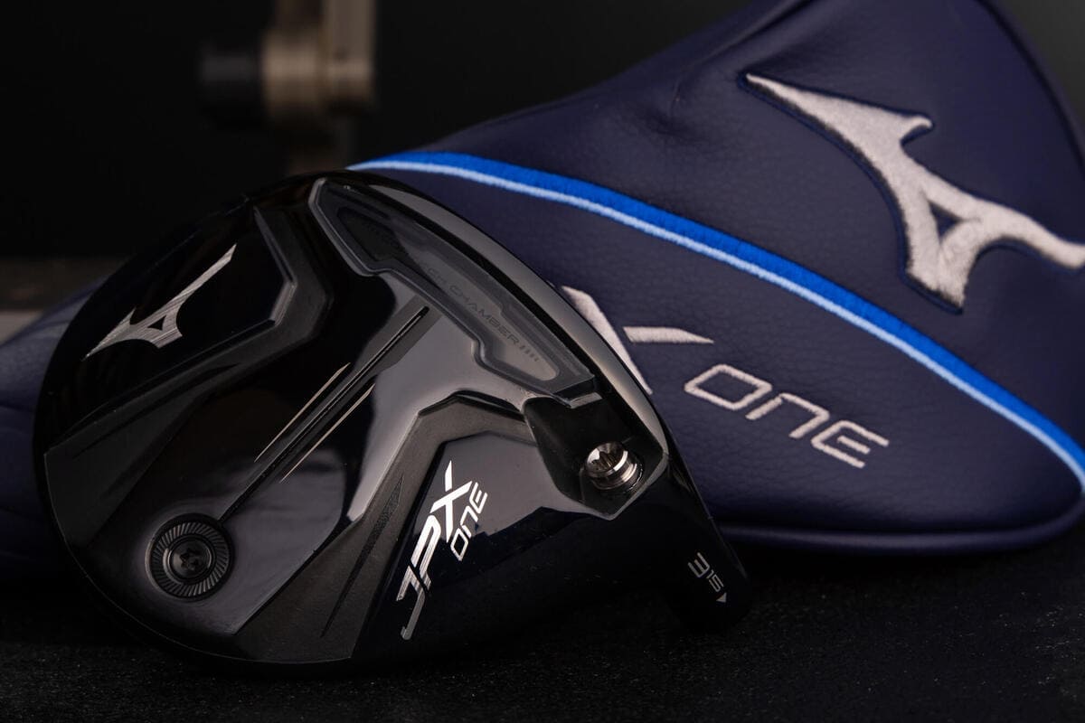 ミズノ「JPX ONE」フェアウェイウッドとハイブリッドのヘッドサイズ比較画像。番手違いの大きさを確認できる。