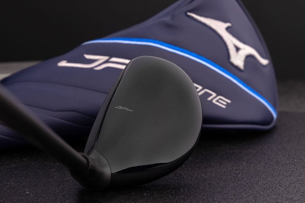 ミズノ「JPX ONE」フェアウェイウッドのクラウン形状。構えた際の投影面積とシンプルな仕上げが確認できる。