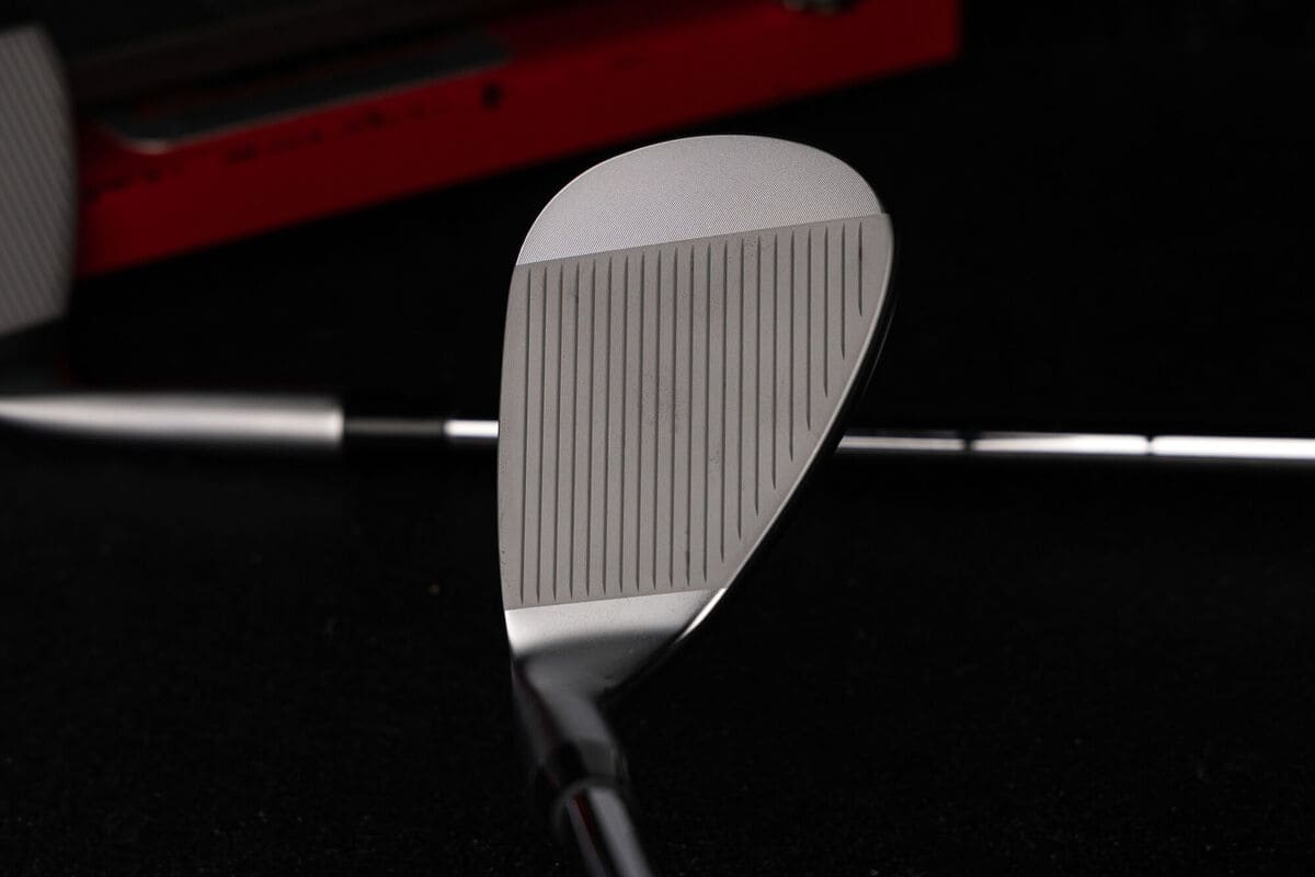 PING「S259」ウェッジのフェース拡大。スコアラインの精度と安定したスピン性能を支える設計が確認できる