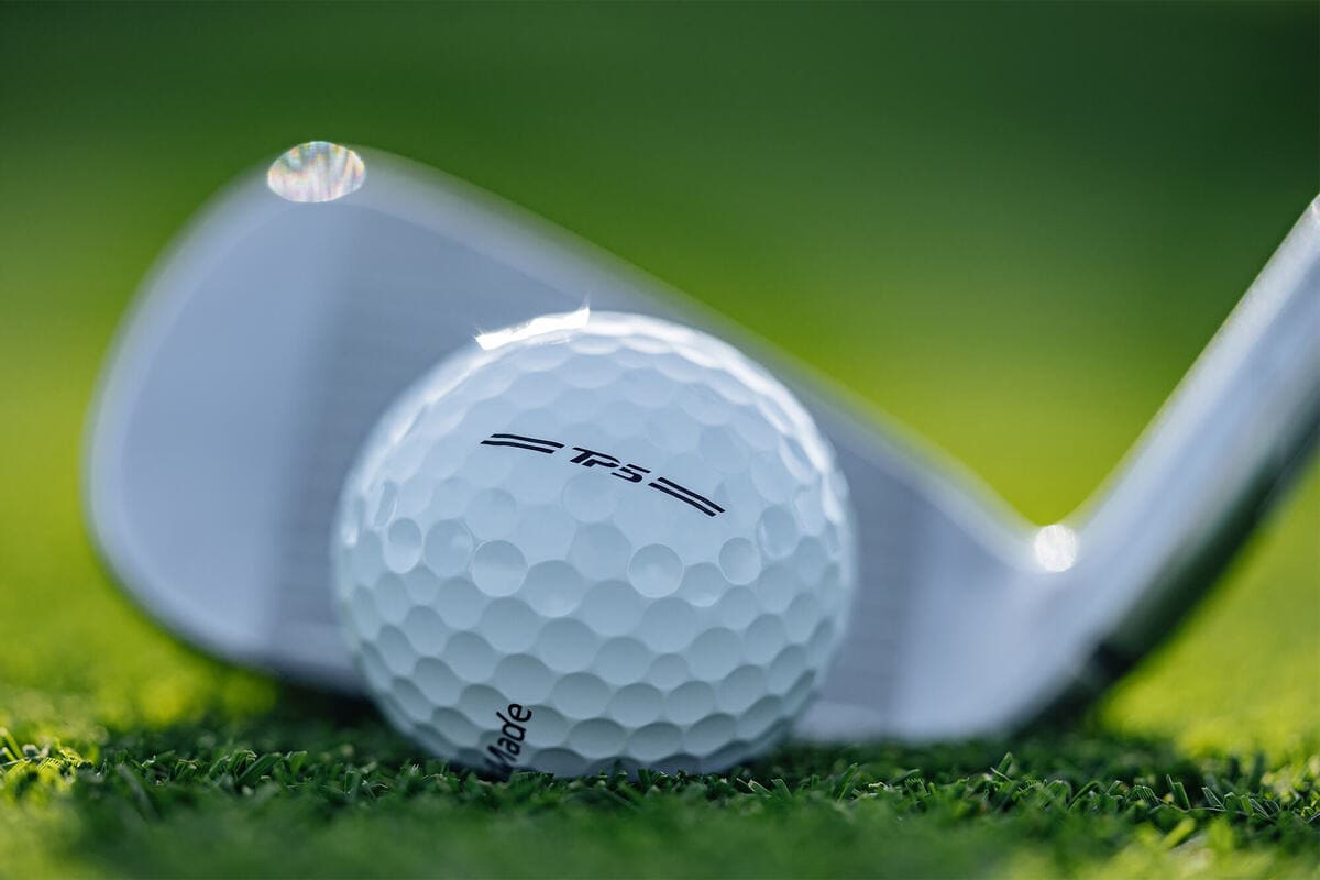 テーラーメイド「TP5」ツアー系ゴルフボールとウェッジ。グリーン周りでのスピン性能を示すイメージ