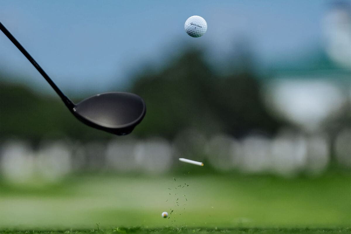 テーラーメイド「TP5」ゴルフボールをドライバーで打つ瞬間のイメージカット