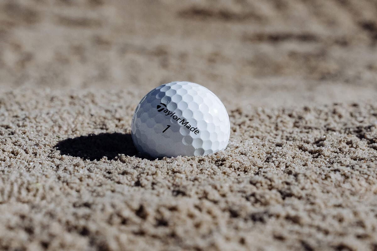 テーラーメイド「TP5」ゴルフボールがバンカーに止まるシーン