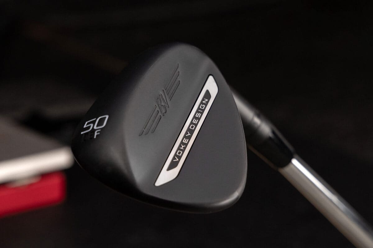 タイトリスト「Vokey SM11」50度Fグラインド ブラック仕上げモデルのバックフェースを写した画像。
