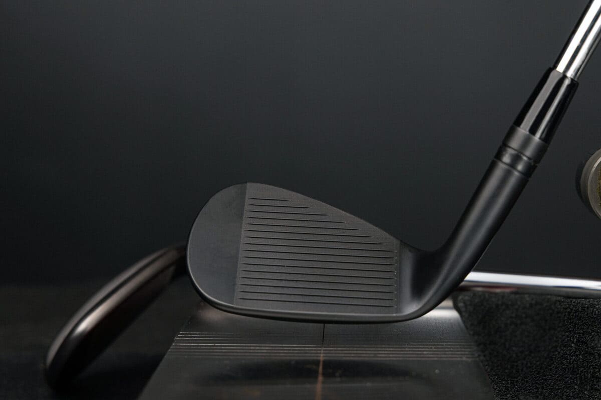 タイトリスト「Vokey SM11」ブラック仕上げウェッジのフェースを拡大撮影した画像。溝形状と表面処理が分かる。