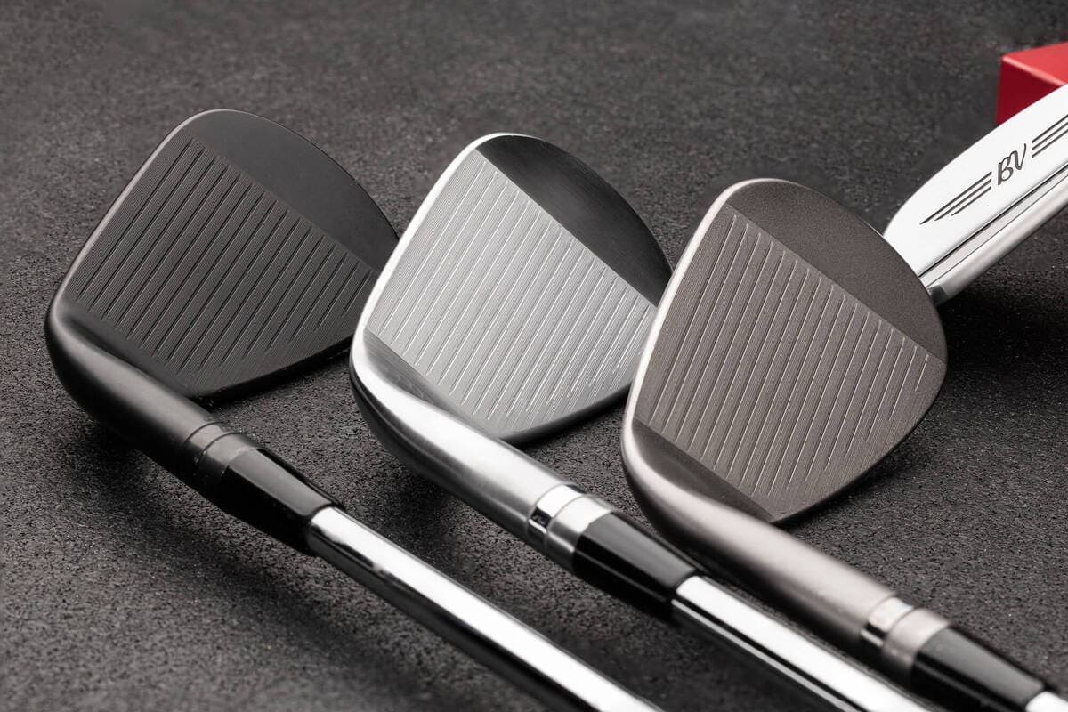 複数本のボーケイ「SM11」ウェッジを並べたフェース比較画像。仕上げと溝の違いを視覚的に確認できる。