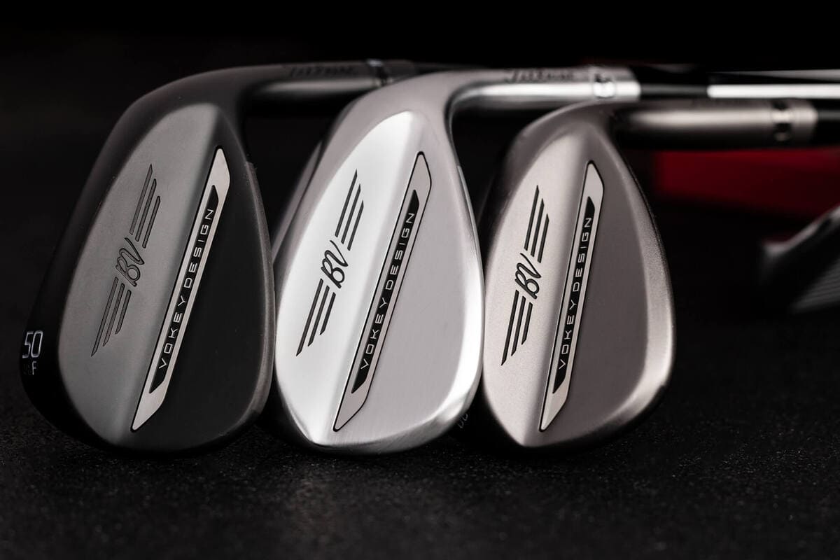 ボーケイ「SM11」ウェッジのバックフェースを並べた比較カット。異なる仕上げの違いが分かる。