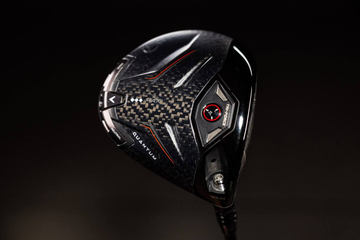 Callaway Quantum Triple Diamond MAXドライバーのヘッドデザイン。カーボン素材クラウンと低スピン設計を特徴とする高性能ゴルフドライバー。