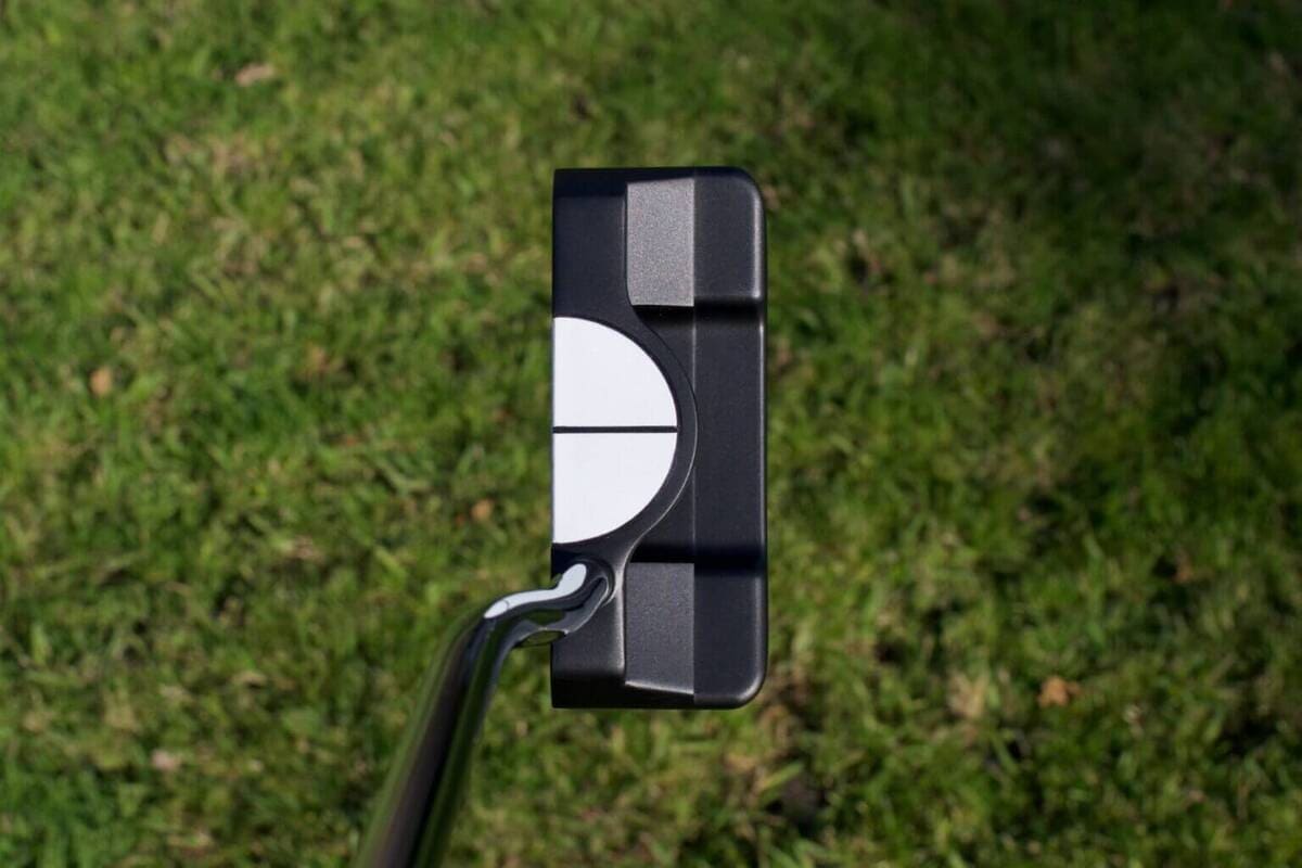 オデッセイ Ai-DUAL ダブルワイド 1/2ボール パターのトップビュー。高慣性モーメント設計で安定したストロークを実現。