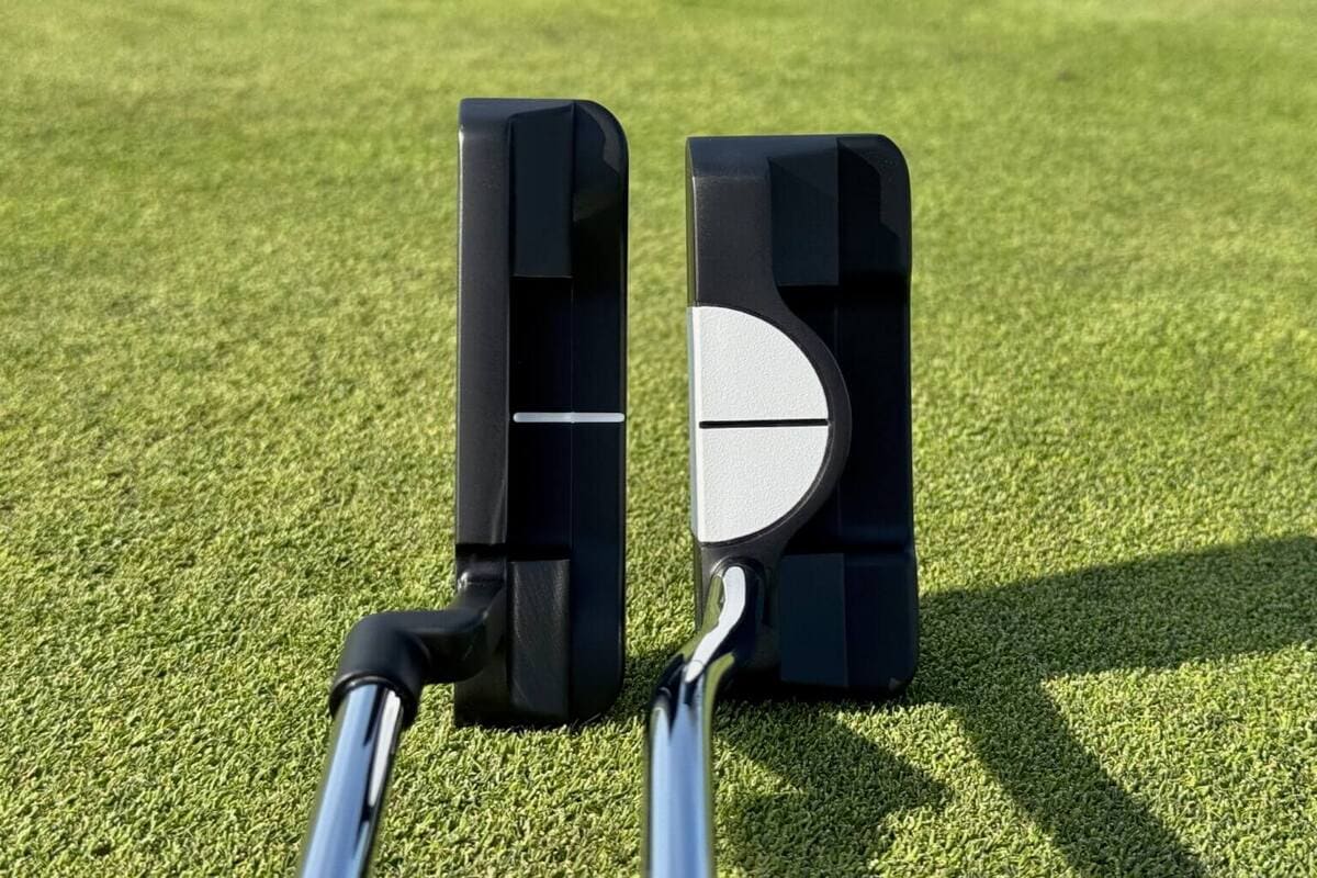 オデッセイ Ai-DUAL パターのサイドプロファイル。フェースインサートと重心設計が分かる詳細画像。