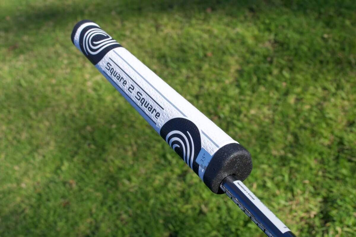 オデッセイ Ai-DUAL Square 2 Square パターの専用グリップデザイン。安定したフェース角を保つ設計で直進性を向上。