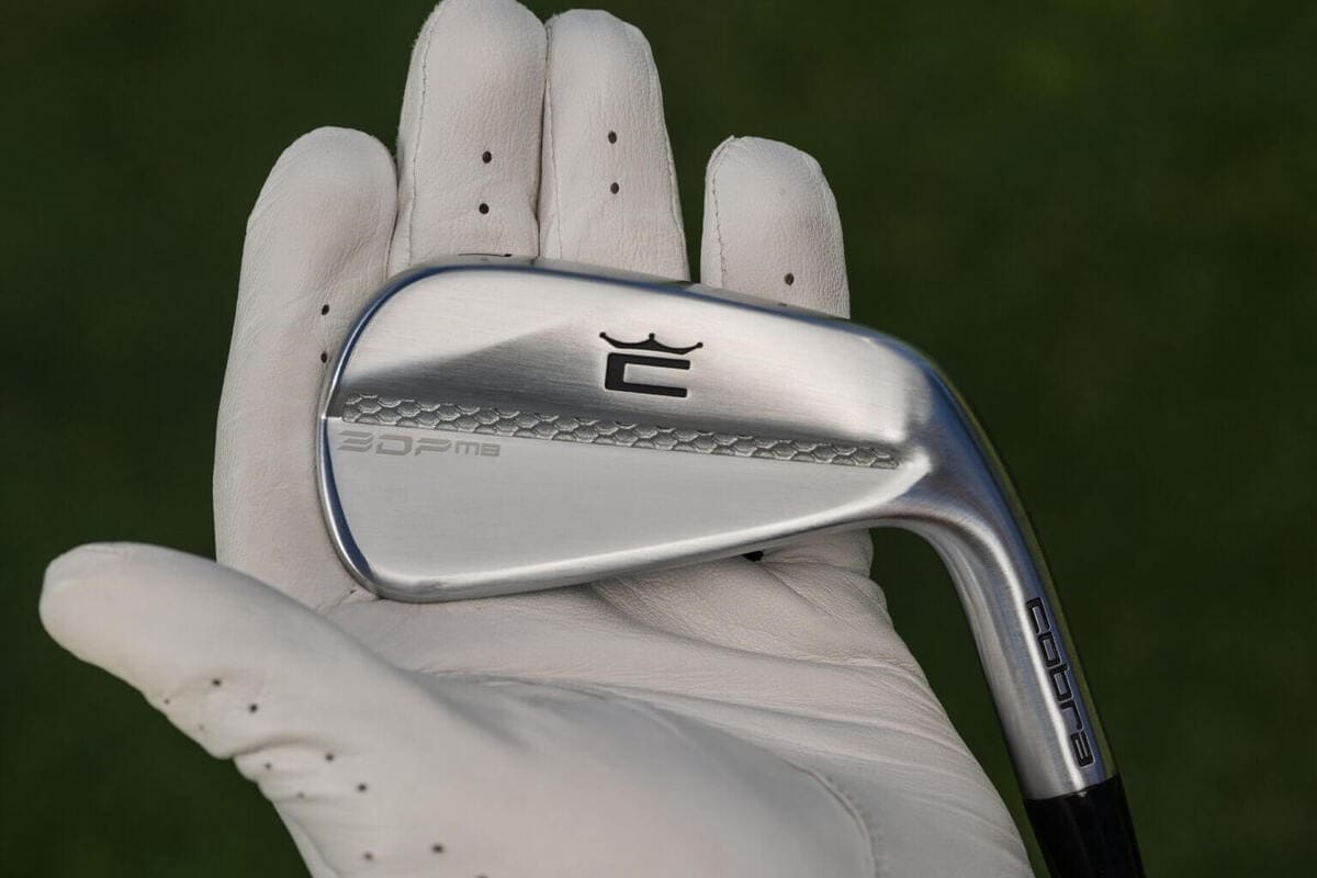 コブラ3Dプリントアイアンのバックフェースを手で持つ