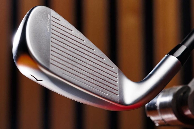 コブラKINGアイアンのフェース溝とスピン性能を示すクローズアップ