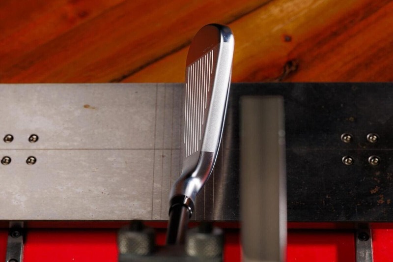 コブラKINGアイアンのフェース溝と構造を示すクローズアップ