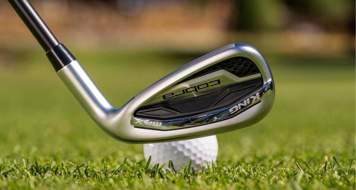 コブラKINGアイアンでボールを打つインパクトの瞬間