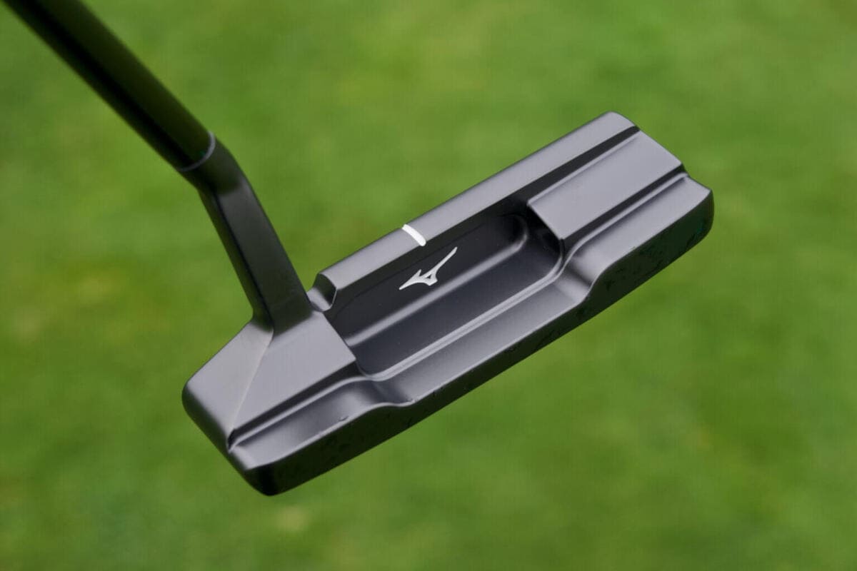 ミズノM.CRAFTブラックパターのバックデザイン