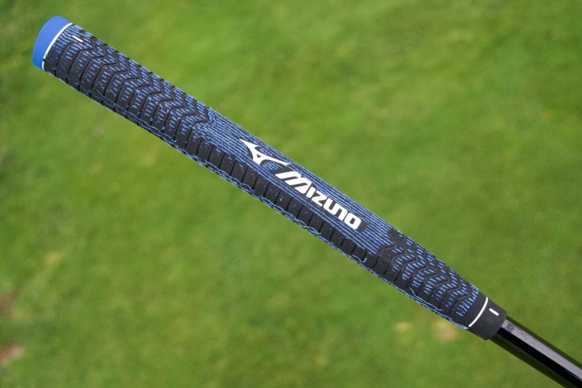 ミズノM.CRAFTパターの青いグリップデザイン