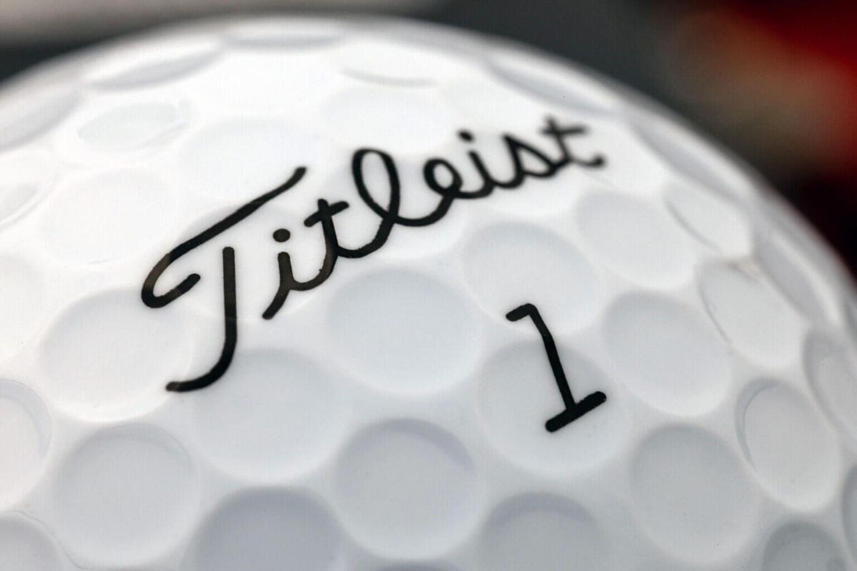 Titleistゴルフボール番号1の接写