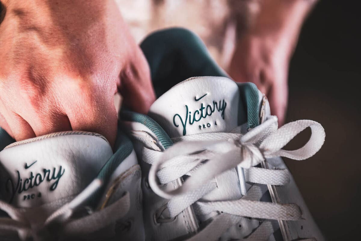 スパイク付きゴルフシューズを履くフィット感確認