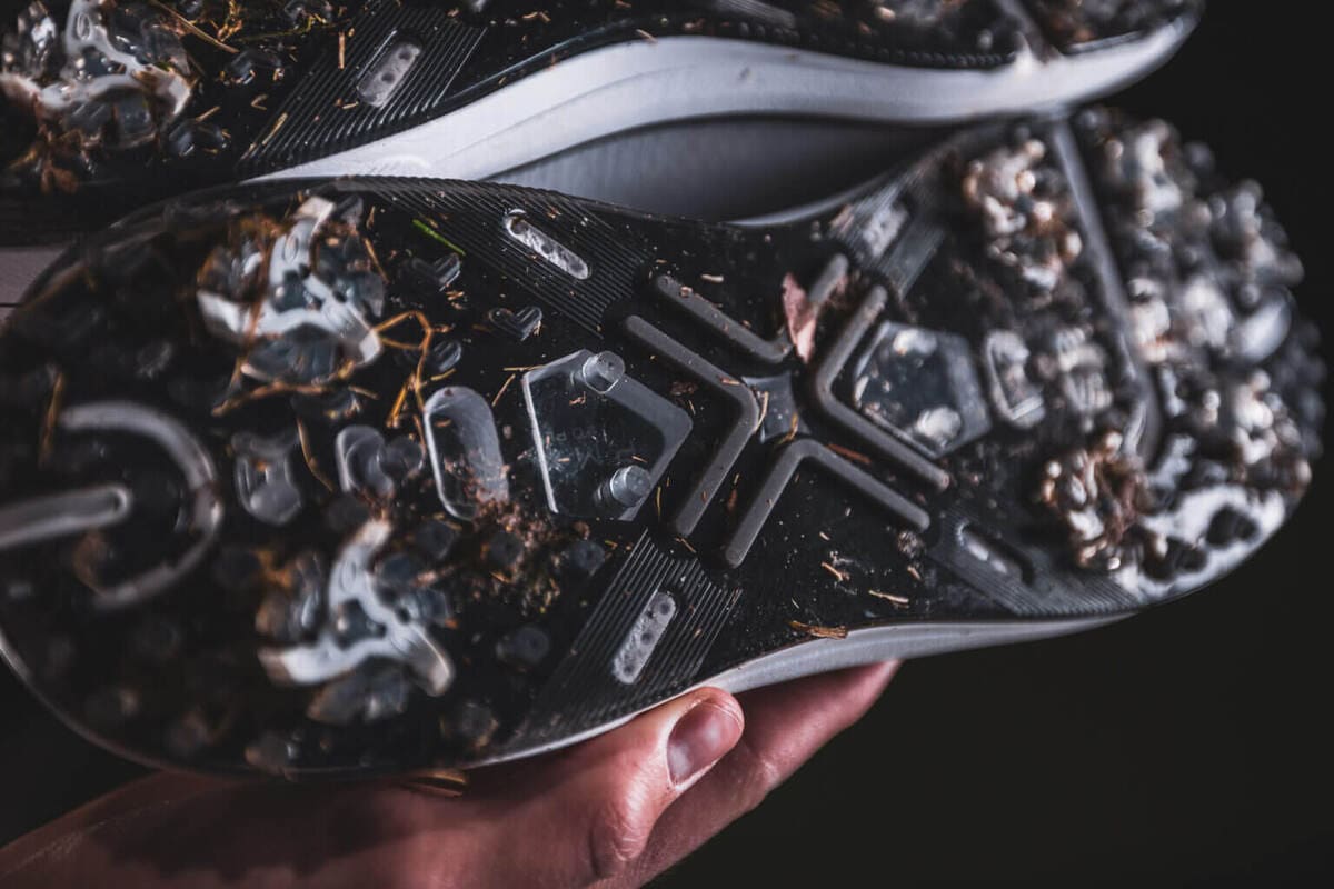 スパイク付きゴルフシューズの裏面グリップ構造