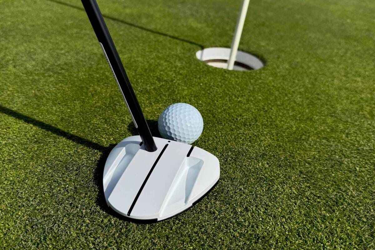 ゴルフパターとボールのカップイン直前