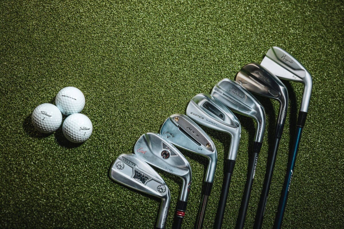 2026年ユーティリティアイアンテストで使用したクラブとタイトリストPro V1ゴルフボール。Titleist U•505、Callaway Apex Utility、PXG 0311 X GEN8などを比較。