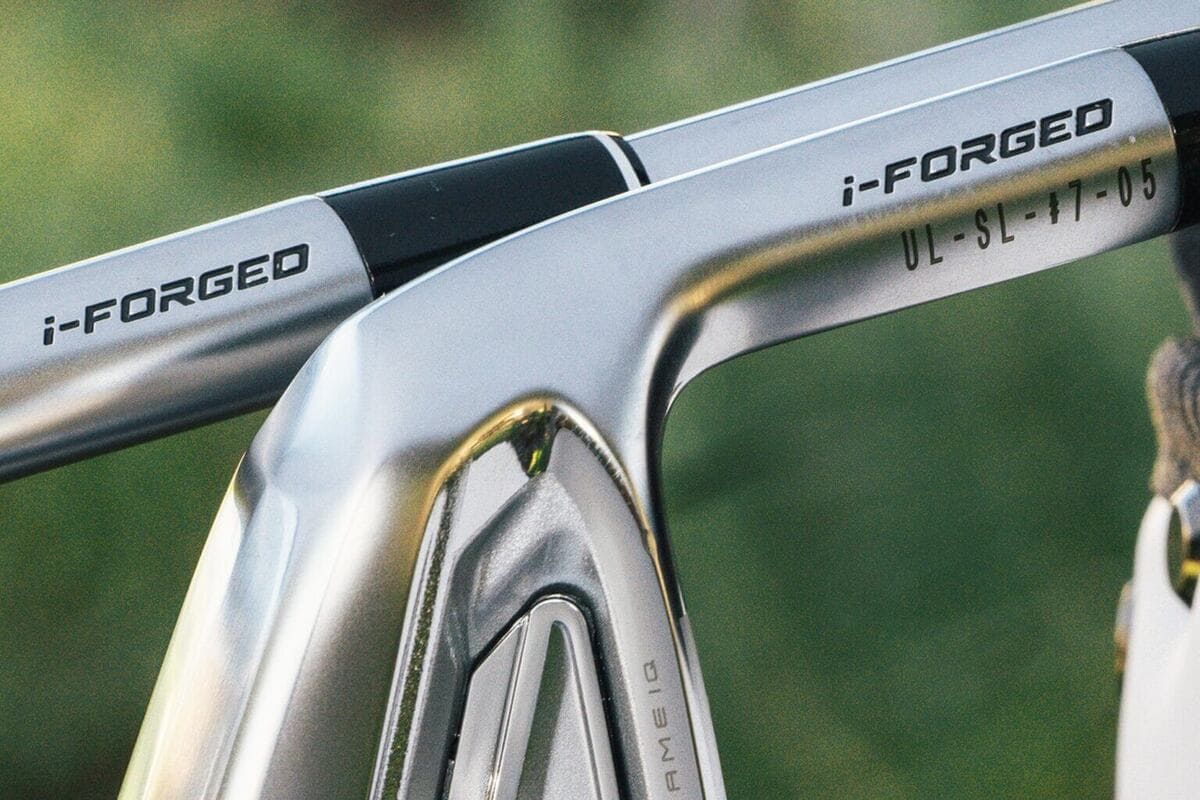 スリクソン2027年モデルZXiアイアンのホーゼルに刻まれた「i-FORGED」ロゴ。独自の鍛造技術を採用した新作アイアン。
