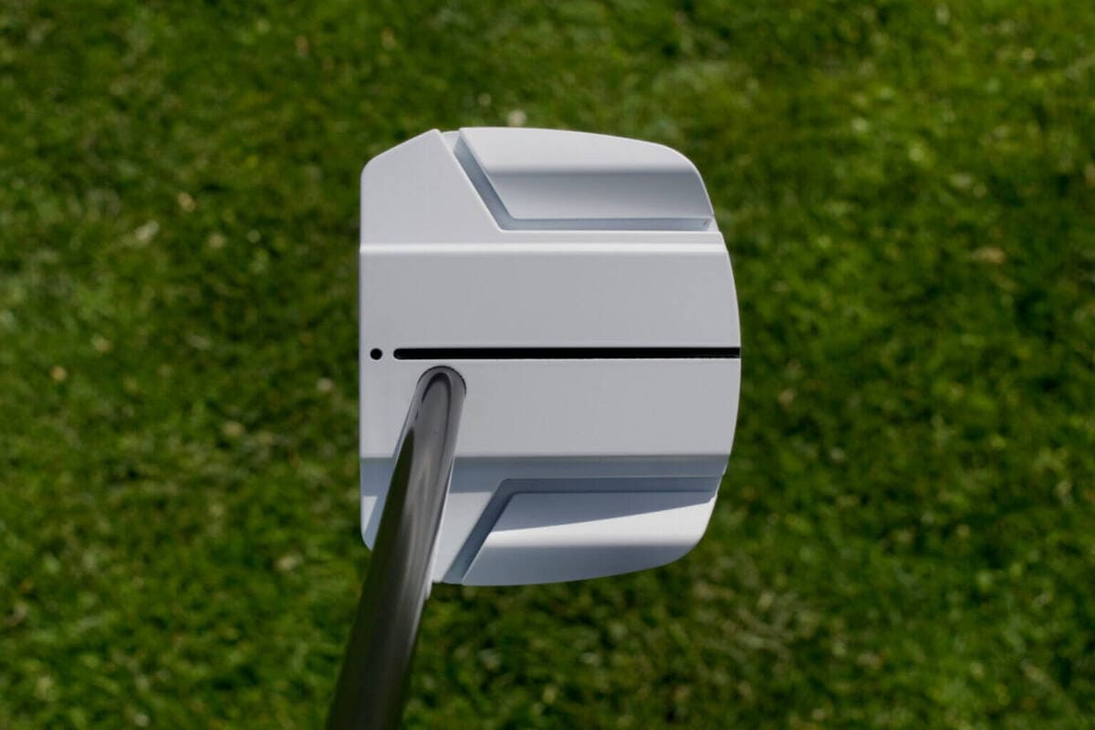 PING Scottsdale TEC Ally Blue Onset マレットパターをアドレス時に上から撮影した画像。アライメントラインと大型ヘッド形状が確認できる。