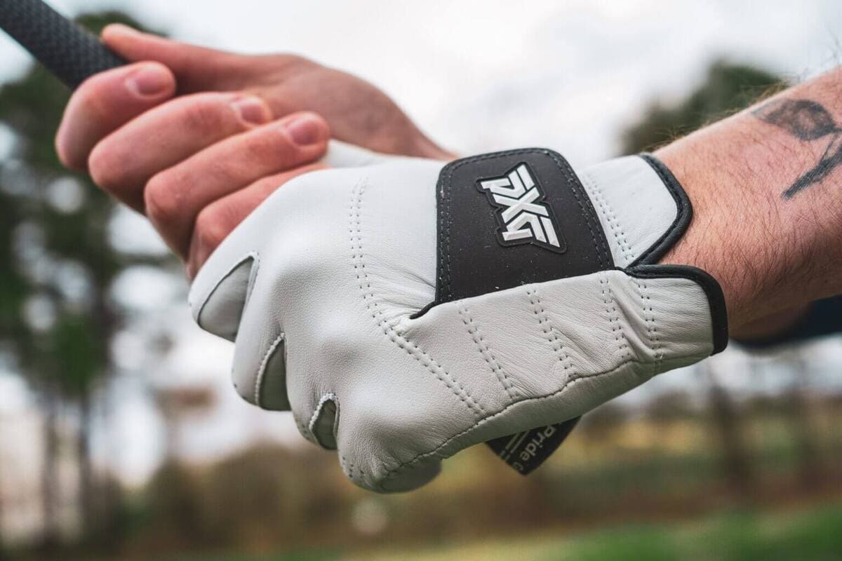 PXG「Players Glove」を着用してゴルフクラブを握る手元
